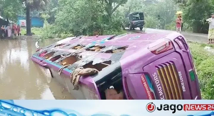 ডাবল ডেকার স্লিপার বাস পড়লো খাদে, গ্লাস ভেঙে যাত্রীদের উদ্ধার