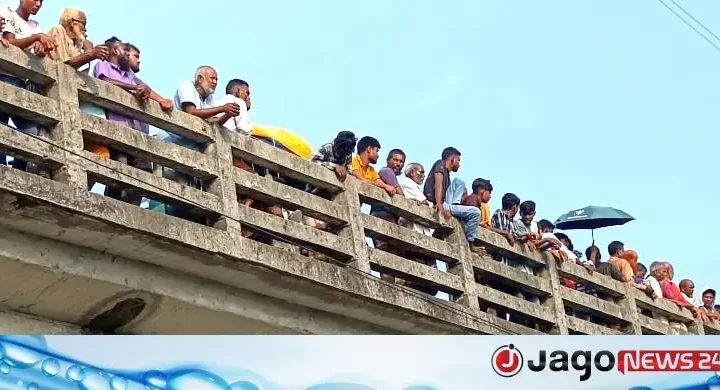 রংপুরে ঐতিহ্যবাহী নৌকা বাইচ দেখতে মানুষের ঢল