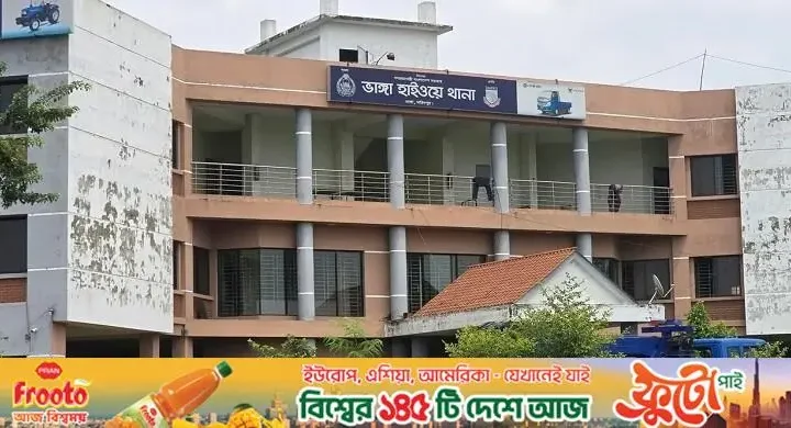 নিয়ন্ত্রণ হারিয়ে চলন্ত বাসের নিচে মোটরসাইকেল, দুই আরোহী নিহত