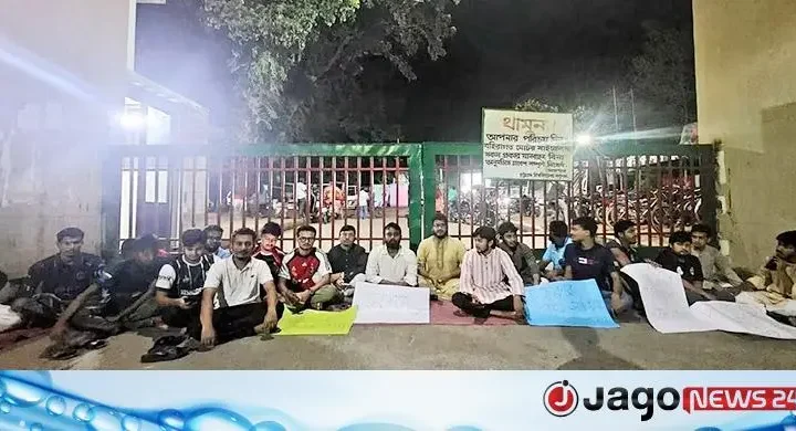 চবির মূল ফটকে তালা, উপাচার্যের প্রস্তাবেও আন্দোলন ছাড়েনি চাকসু