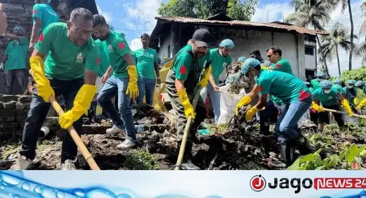 কোদাল হাতে খাল পরিষ্কারে এমপি হুমাম কাদের